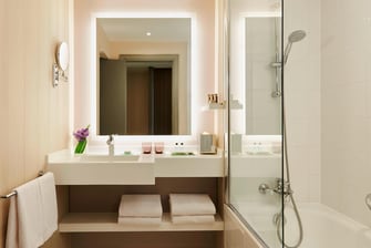 Salle de bain d’une chambre de l’hôtel Paris France
