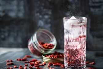 Cocktail frizzante con bacche di goji