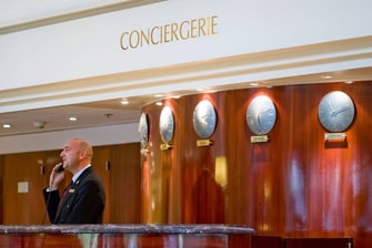 Lobby e balcão do concierge do hotel