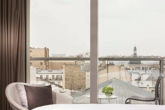 Balcon avec chaises et vue sur Paris