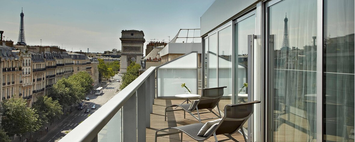 Terraza privada con vista a los monumentos de París