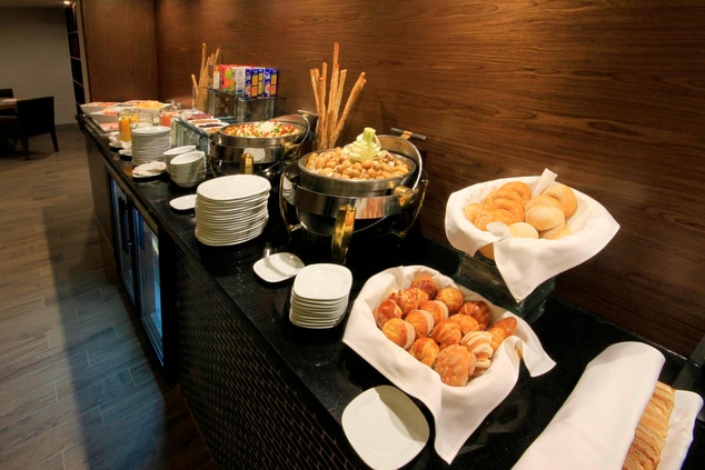 Café da manhã no lounge executivo em acomodação em Puebla