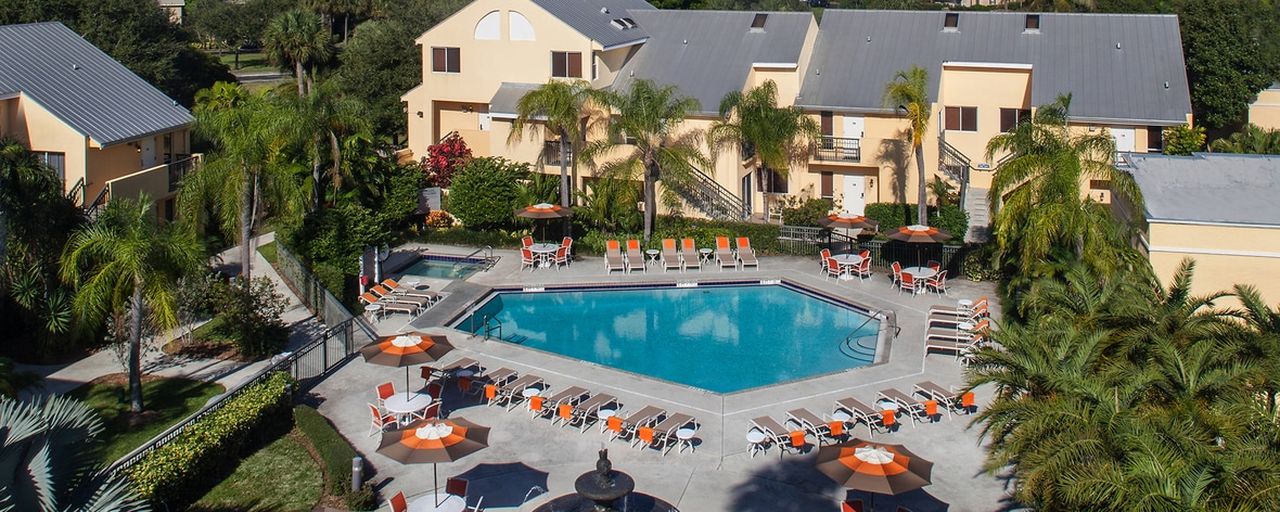 Piscina del hotel en Boynton Beach, Florida 