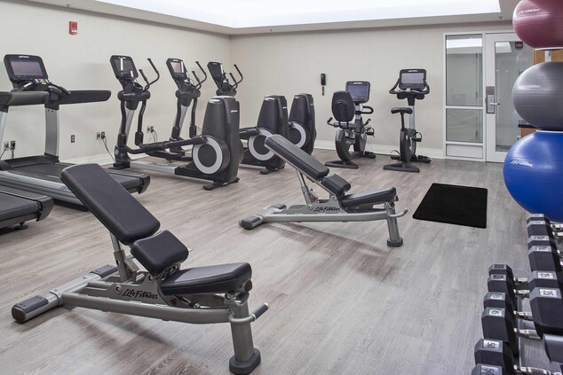newport news hotels with gym