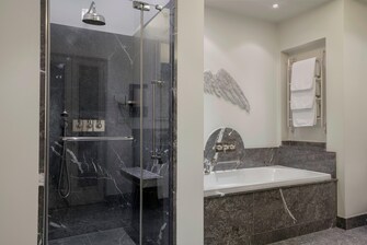 Badezimmer – separate Dusche und Badewanne
