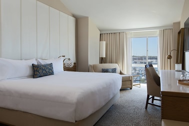 Newport Hotel Rooms and Suites | Newport Marriott