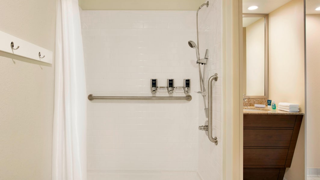 バリアフリーのバスルーム - 車椅子用シャワー