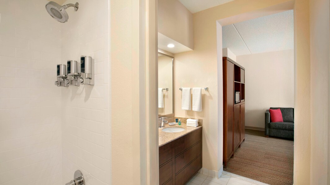バスタブ／シャワー一体型ゲスト用バスルーム