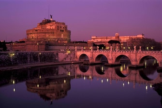Vista del castillo Sant’Angelo desde el río Tíber en Roma, Italia