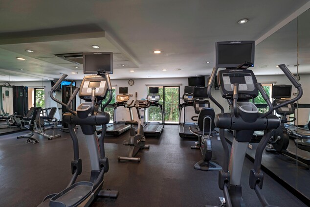 Keep up with your workout schedule, even while you’re traveling! Courtyard San Salvador features a fitness center offering a variety of cardiovascular equipment and free weights.