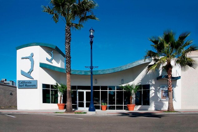 hotels near California surf museum