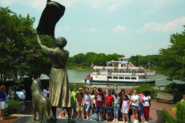 Waving Girl Monument & Riverboat