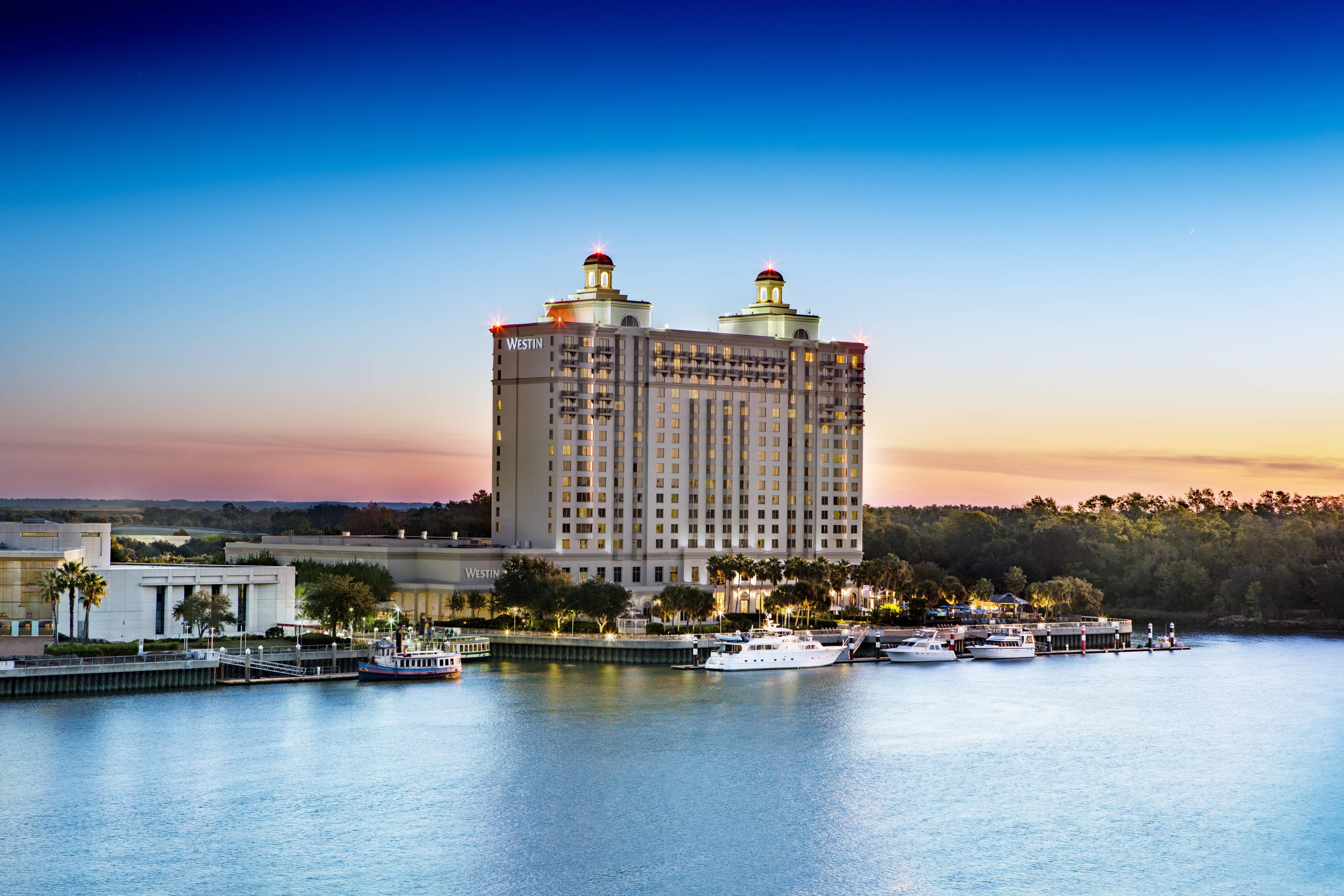 hotels near savannah riverboat cruise