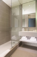 Baño para huéspedes del hotel Santiago Las Condes
