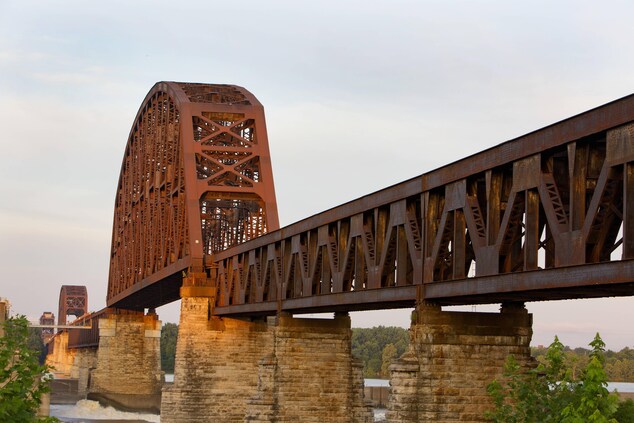 جسر السكك الحديدية عبر نهر أوهايو لويزفيل