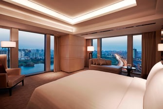 Hotel mit Blick auf den Park in der Innenstadt von Shanghai