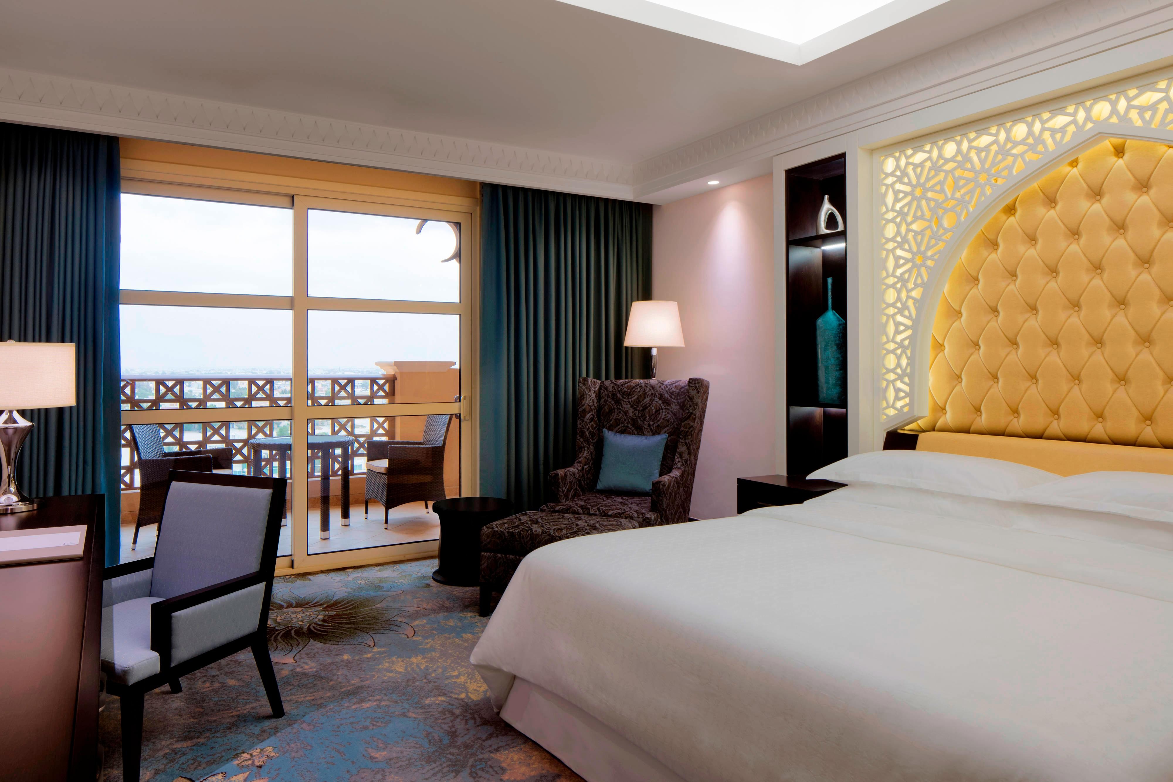 Deluxe balcony. Шератон Шарджа Бич Резорт. Отель Sheraton Sharjah Beach Resort Spa 5. ОАЭ отель Sheraton Sharjah Beach 5. Шератон Дубай Шарджа.