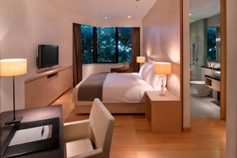 غرفة نوم في جناح بفندق فاخر في سنغافورة