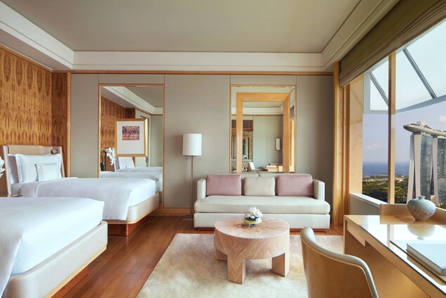 Guest room with two Twin beds, club access and views of Marina Bay.