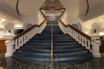 Prachttreppe der Lobby