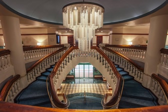 Prachttreppe an der Foyerfläche