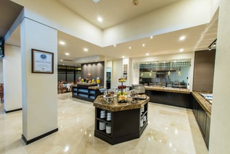 Área de desayunos en el restaurante del hotel en San Luis Potosí