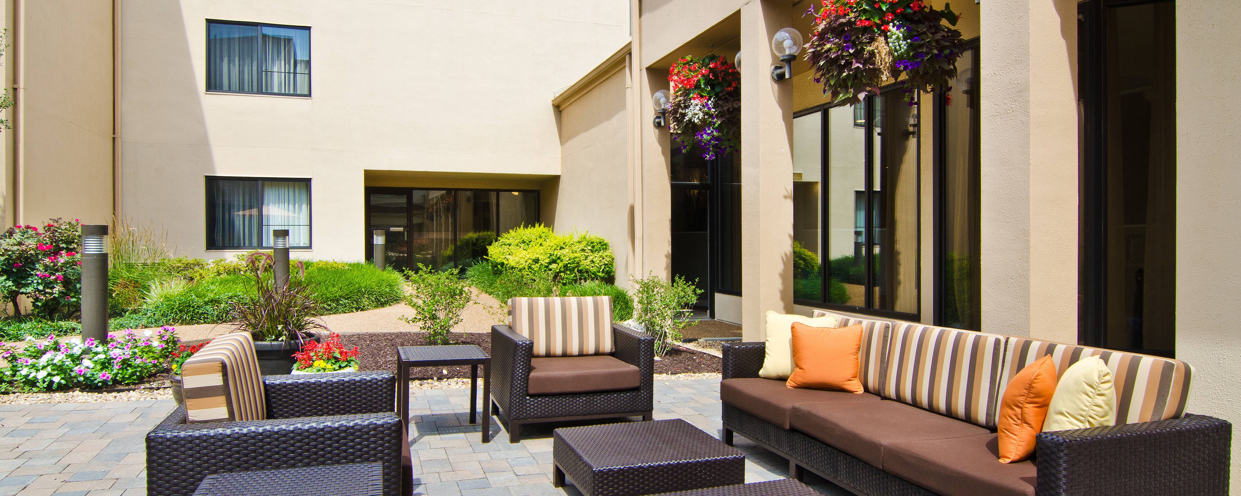 Hotels in Westport Plaza, St. Louis | Courtyard St. Louis Westport Plaza