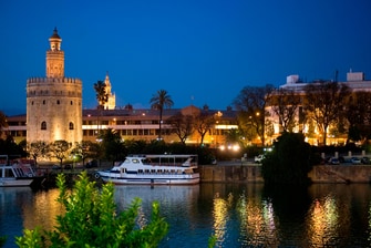Torre del Oro en la zona histórica de Sevilla