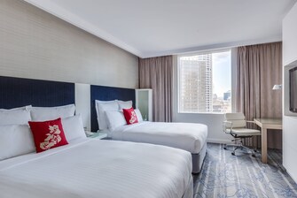 Hotelzimmer mit zwei Doppelbetten in Sydney
