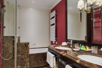 Blick in das Bad einer Junior Suite in Österreich mit 2 Waschtischen und Badewanne