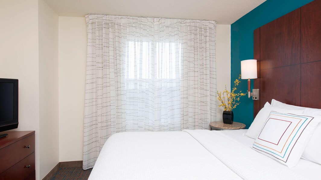 Hotels Suite Bedroom in Toledo OH