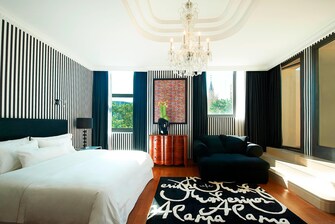 Dormitorio con cama tamaño king de la suite Royal