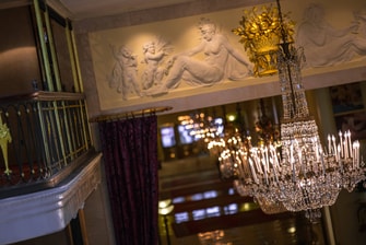 Detalles del lobby del hotel histórico en Washington D. C.