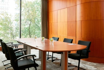 Tagungsraum Libra – Ovaler Tisch mit Konferenzbestuhlung