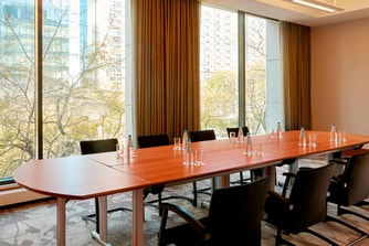 Tagungsraum Leo – Ovaler Tisch mit Konferenzbestuhlung