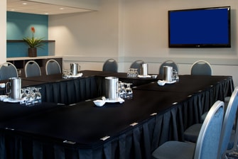 Salle de réunion Medicine Hat – Salle de réunion avec tables en carré