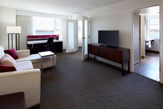 Suite Exécutive avec lit king size et chambre séparée au Delta Fredericton
