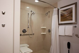 Salle de bain d'une chambre accessible aux personnes à mobilité réduite