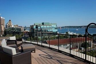Terrasse avec vue sur le port