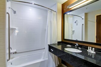 Salle de bains d'une chambre au Fairfield Inn & Suites Kamloops