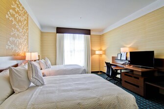 Chambre avec deux lits doubles du Fairfield Inn & Suites Kamloops