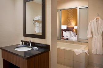Salle de bain de la chambre Executive avec lit king size au Fairfield Inn & Suites