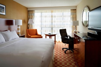 Chambre avec lit king size de l'hôtel de luxe à Ottawa