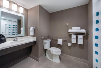 Salle de bains accessible aux personnes à mobilité réduite du TownePlace Suites