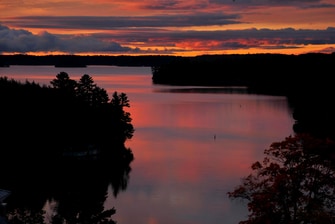 Coucher de soleil sur le lac Rosseau dans le centre de villégiature, au Canada
