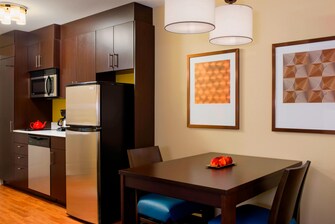 Suite Studio avec deux lits queen size – Cuisine et espace salle à manger