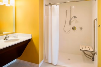Suite à une chambre accessible aux personnes à mobilité réduite – Salle de bain avec douche accessible en fauteuil roulant