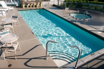 Hôtel avec piscine extérieure à Vancouver