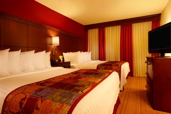 Chambre double avec deux grands lits à l'hôtel Residence Inn London