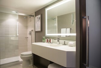 Salle de bains d'une suite d'hôtel à Calgary